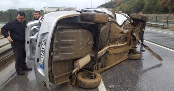 Karşı şeride geçen otomobil takla attı