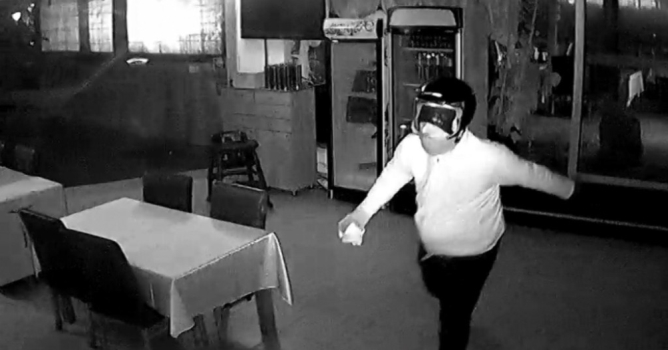  Kasklı hırsız 15 bin liralık içki çaldı