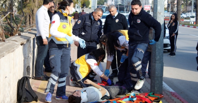 Kasksız gençler ölümden döndü