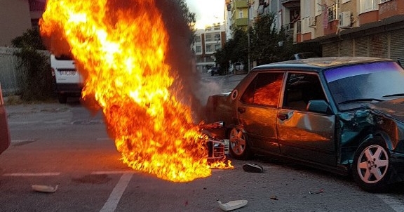 Kaza yapan motosiklet yandı