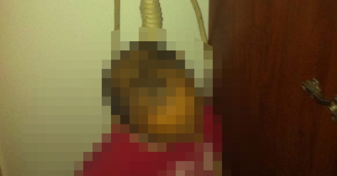 Kendisini elbise dolabına astı!