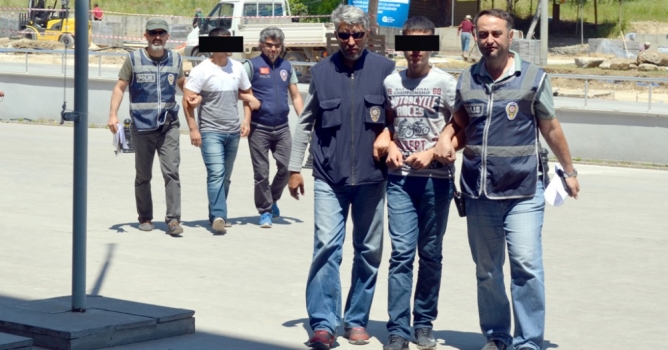 Kiraladıkları araçta yakalandı