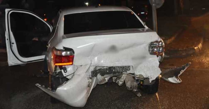 Kırmızı ışıktaki araca arkadan çarptı