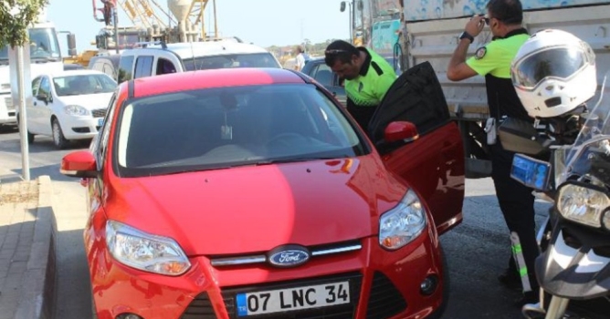 Kız arkadaşını ve aracı ehliyeti olmadığı için bırakıp kaçtı 