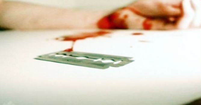 Kızına sinirlendi, jiletle bileğini kesti