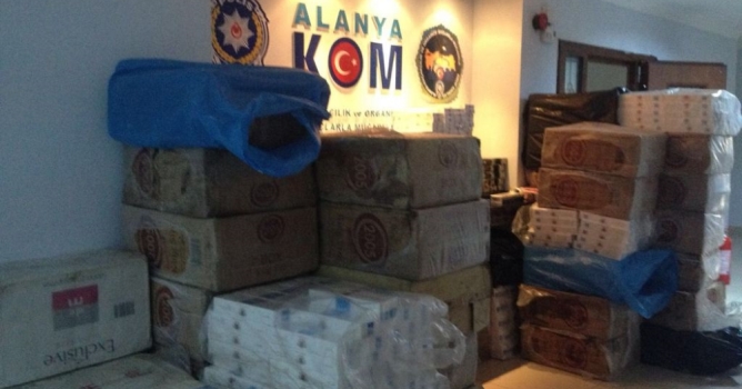 Kokmuş balıkların arasından kaçak sigara ele geçirildi