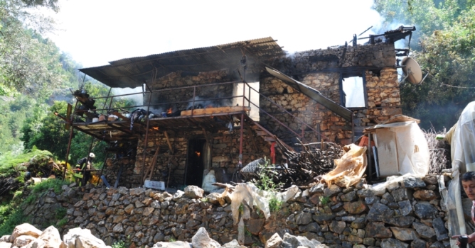 Konaklı'da ev yandı 