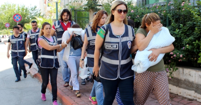 Kucağında bebeği ile adliyeye sevk edildi