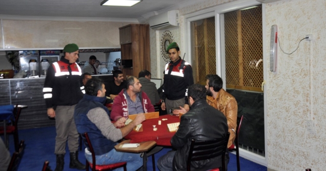 Kumar baskınında 57 kişiye ceza yağdı 