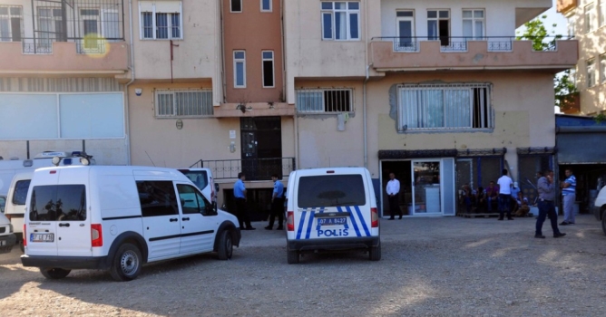 Lojman sorumlusu odasında ölü bulundu