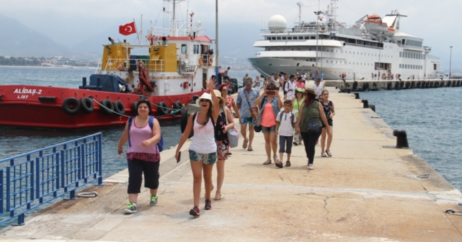 Lüks gemiden inen turistler  Mehter Takımı'yla karşılandı
