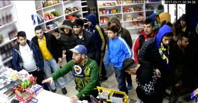 Maç dönüşü marketten hırsızlık yaptılar 