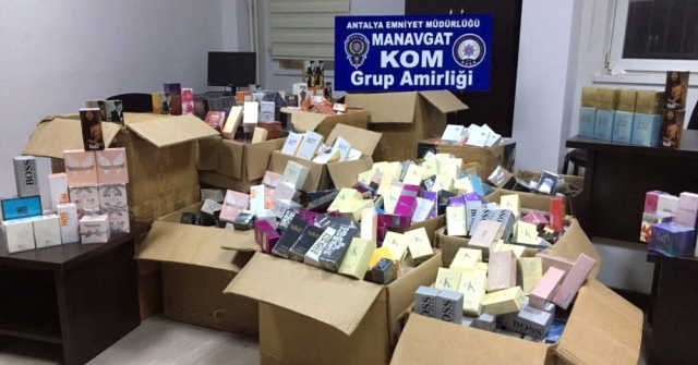 Manavgat'ta kaçak parfüm operasyonu