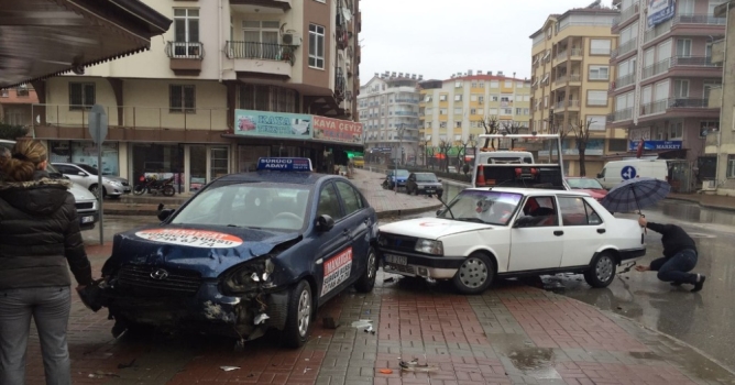 Manavgat'ta trafik kazası: 3 yaralı