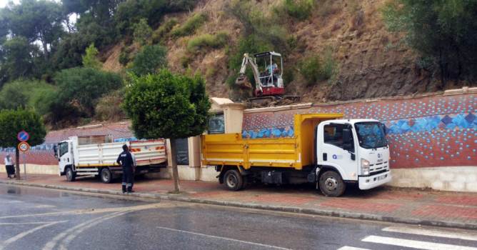  Manavgat'ta yağmur suyu kanalları temizleniyor