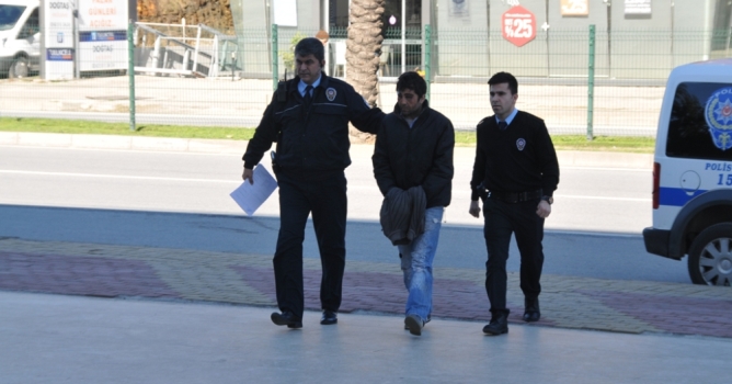 Marketten bira çalarken yakalandı