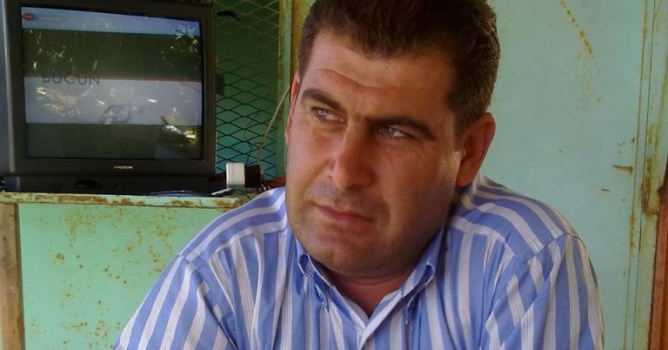 Merdiven boşluğunda kendini astı