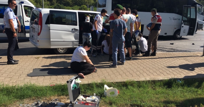 Minibüsle otobüs çarpıştı: 4 kişi yaralı