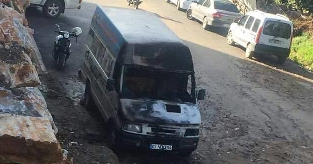  Minibüsü kundakladılar