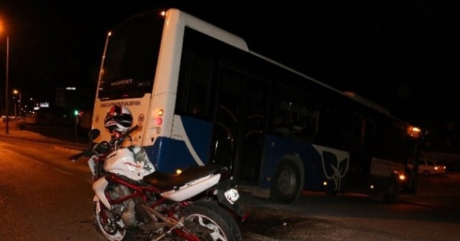 Motosiklet otobüse arkadan çarptı