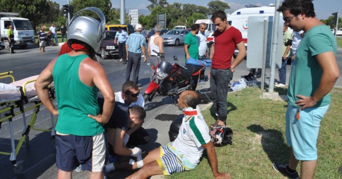 Motosiklet sürücüleri ölümden döndü