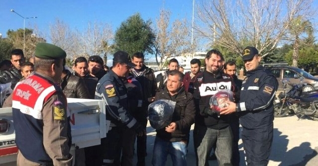 Motosiklet Sürücülerine Kask Dağıtıldı