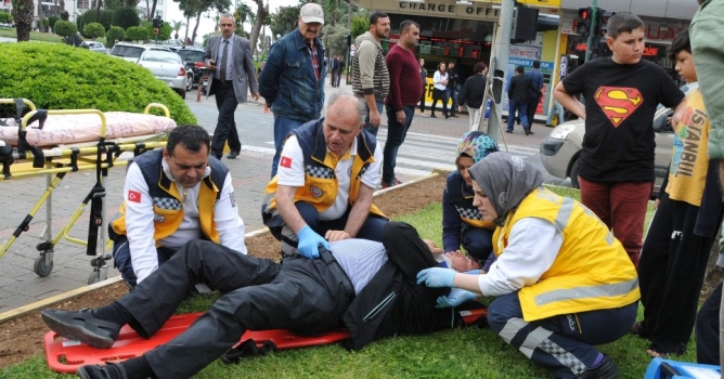 Motosiklet yayaya çarptı : 2 yaralı