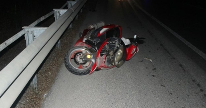 Motosikletle otomobil çarpıştı 