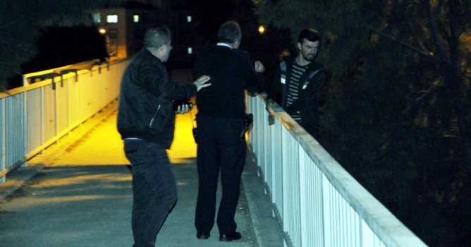 Nişanlısı 'hayır' deyince üstgeçitten atlamak istedi