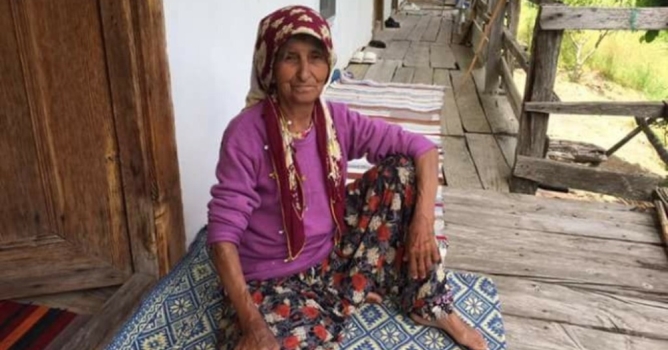 Oğlunun cenazesinden dönen kadın kazada öldü