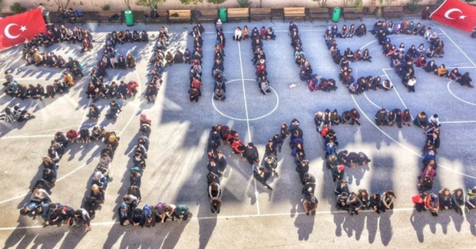 Öğrencilerden 'Şehitler Ölmez' mesajı