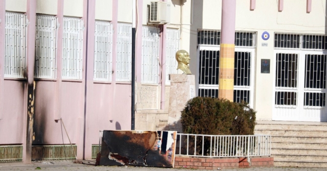 Okul bahçesinde yanan kapı polisi alarma geçirdi 