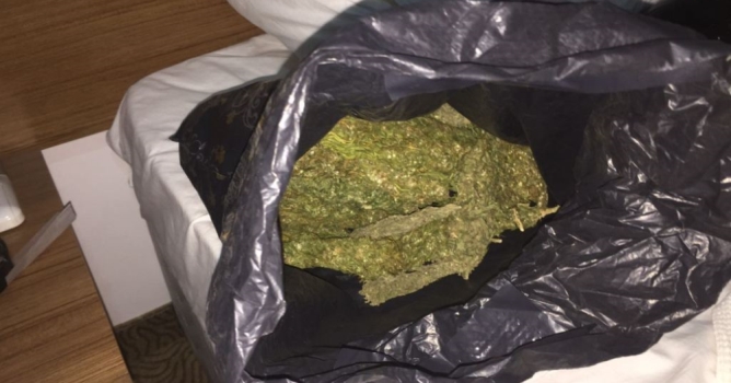 Otel odasına uyuşturucu baskını