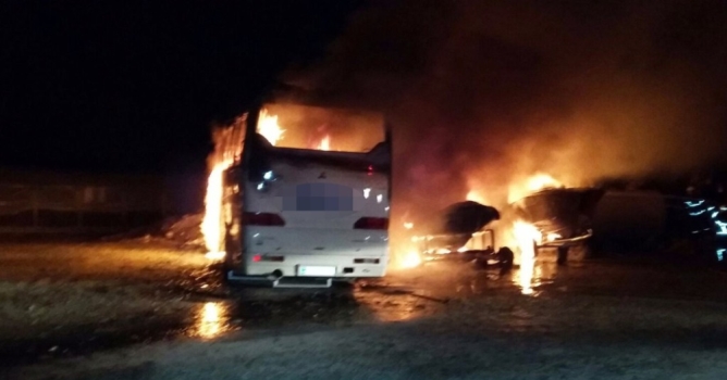 Otobüs alevlere teslim oldu