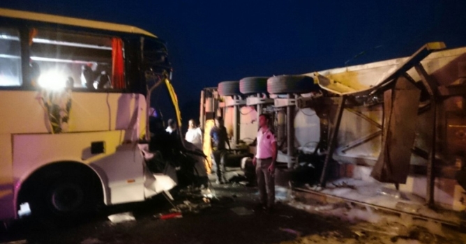 Otobüs tırla çarpıştı