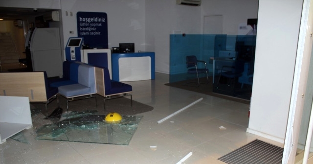 Otomobil Bankaya Girdi