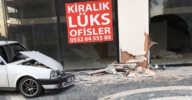 Otomobil binaya girdi