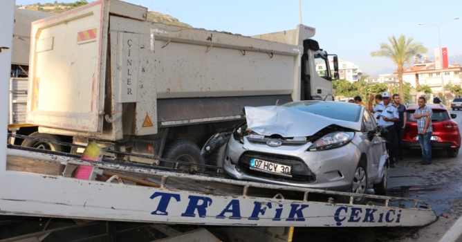 Otomobil ile kamyon çarpıştı