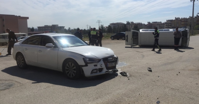  Otomobil ile minibüs çarpıştı: 4 yaralı