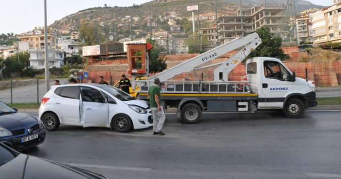 Otomobil kamyonete çarptı: 1 Yaralı 