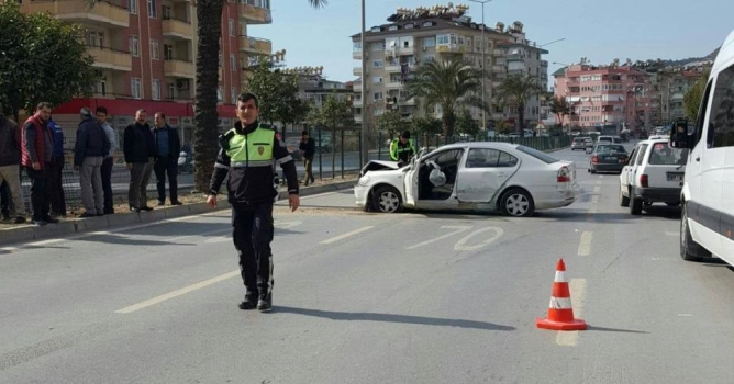 Otomobil refüje çarptı: 1 yaralı