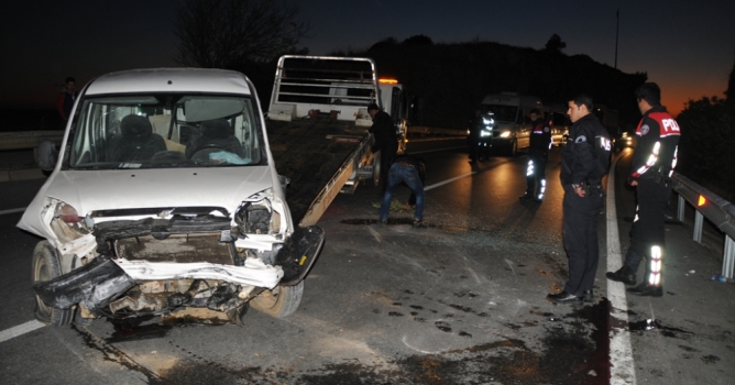 Otomobil refüje çarptı 4 yaralı