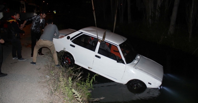  Otomobil su kanalına uçtu