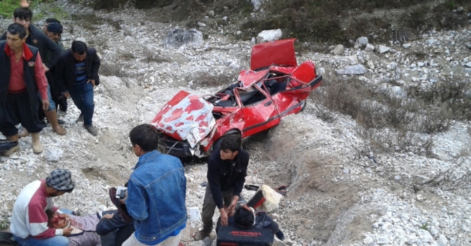 Otomobil uçuruma yuvarlandı: 3 ağır yaralı
