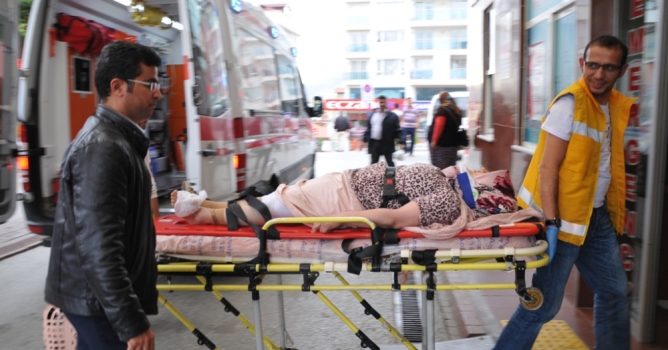 Otomobil yayaya çarptı