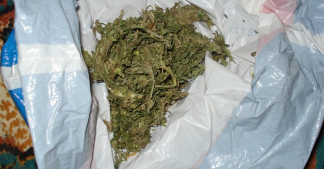 Otomobilde esrar yakalandı