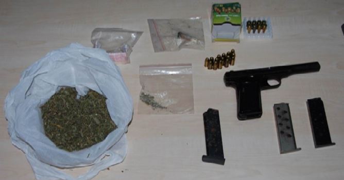 Otomobilden tabanca ve uyuşturucu çıktı