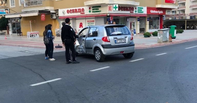  Otomobille motosiklet çarpıştı:1 ağır yaralı