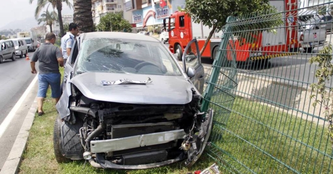 Otomobille yakıt tankeri çarpıştı 