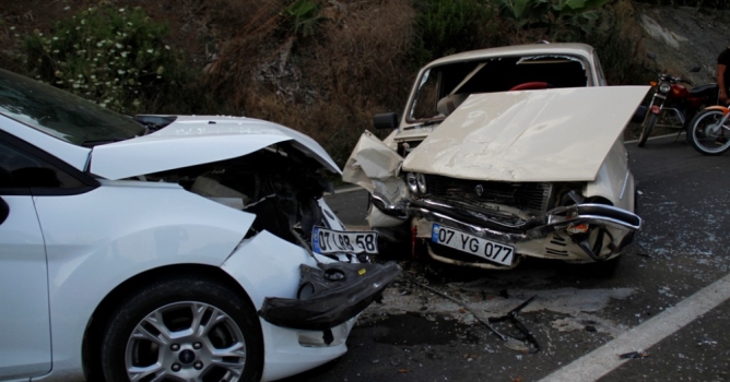 Otomobiller kafa kafaya çarpıştı!